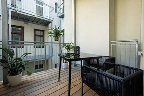 Outdoor dining - Central brand-new apartment with a patio (Wien)