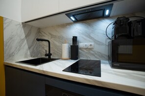Coffee/tea maker, fridge, microwave, oven - Central brand-new apartment with a patio (Wien)