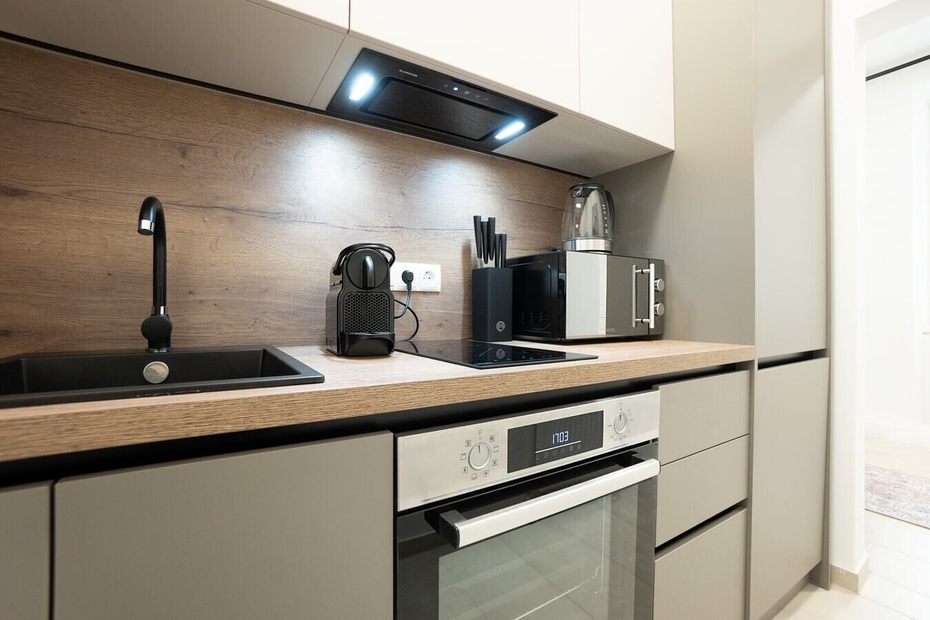 Kühlschrank, Mikrowelle, Ofen, Wasserkocher mit Kaffee-/Teezubehör