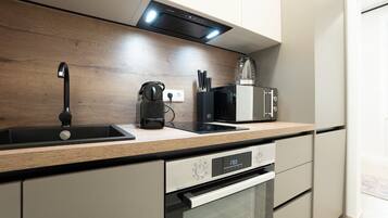 Kühlschrank, Mikrowelle, Ofen, Wasserkocher mit Kaffee-/Teezubehör