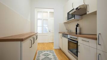 Kühlschrank, Mikrowelle, Ofen, Geschirrspüler