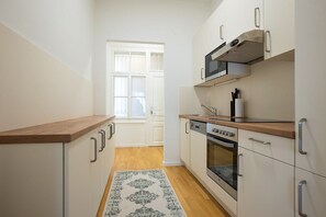 Kühlschrank, Mikrowelle, Ofen, Geschirrspüler