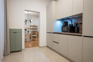 Fridge, microwave, oven, stovetop - 42 m2 central bright apartment with a terrace (Wien)