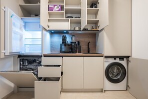 Fridge, microwave, oven, stovetop - 42 m2 central bright apartment with a terrace (Wien)