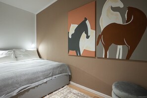 Tabla de planchar con plancha, wifi y ropa de cama 