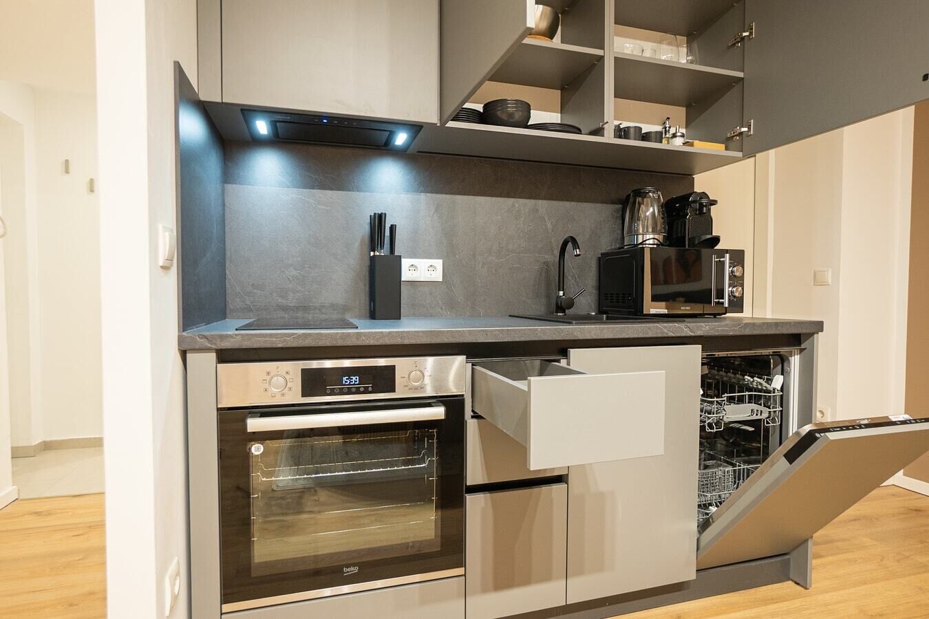 Kühlschrank, Mikrowelle, Ofen, Herdplatte