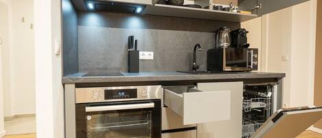 Kühlschrank, Mikrowelle, Ofen, Herdplatte