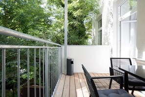 Outdoor dining - 46 m2 central bright apartment with a balcony (Wien)