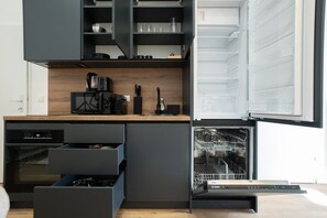 Fridge, microwave, oven, dishwasher - 46 m2 central bright apartment with a balcony (Wien)