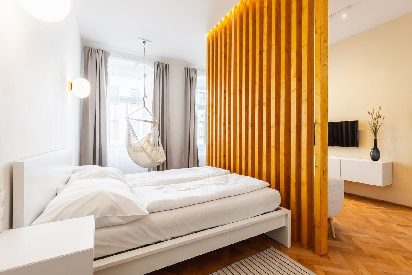 Tabla de planchar con plancha, wifi y ropa de cama 