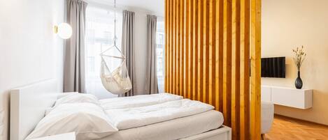 Tabla de planchar con plancha, wifi y ropa de cama