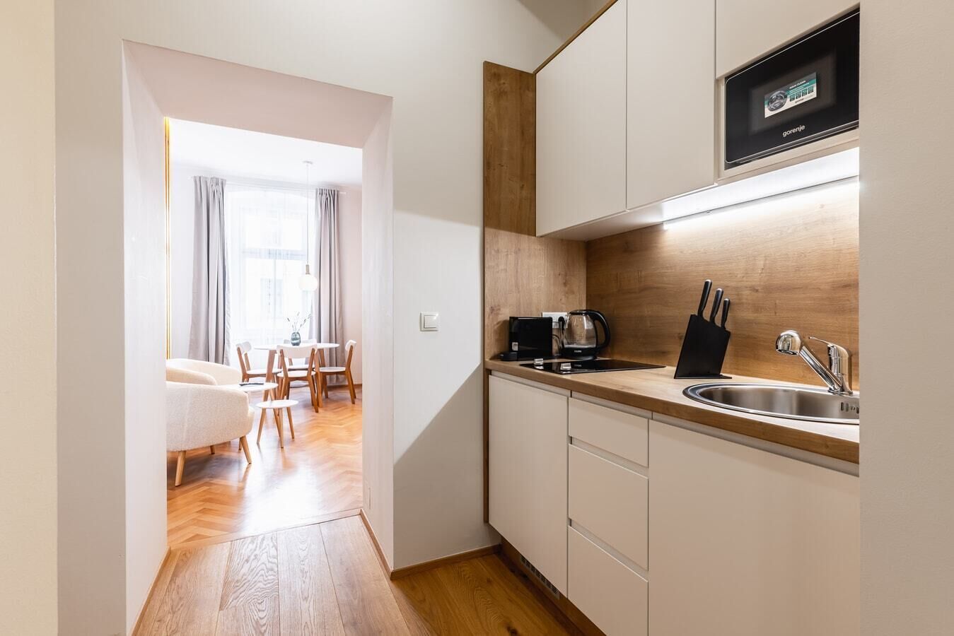 Kjøleskap, mikrobølgeovn, ovn og kokeplater