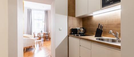 Kjøleskap, mikrobølgeovn, ovn og kokeplater