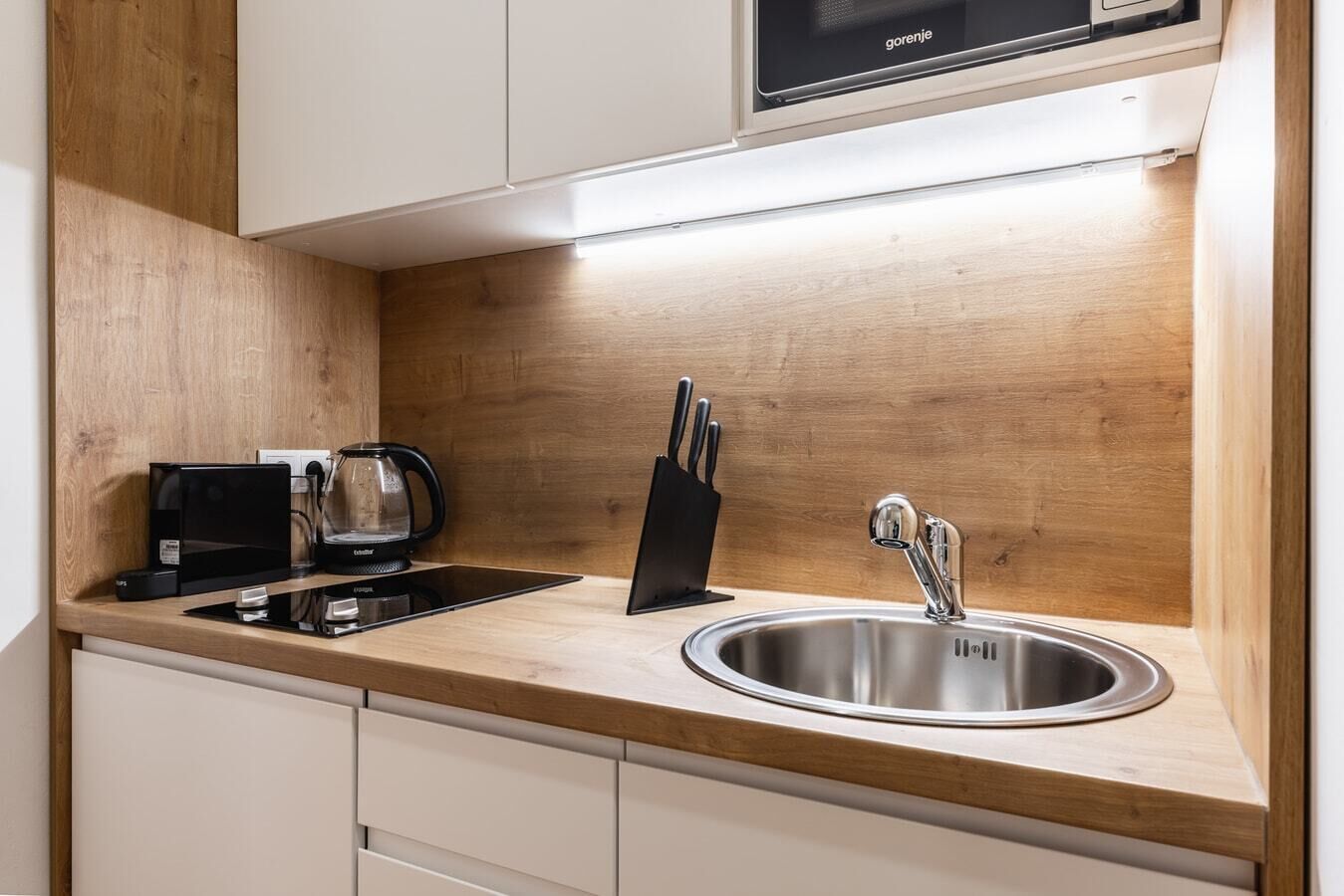 Kühlschrank, Mikrowelle, Ofen, Herdplatte