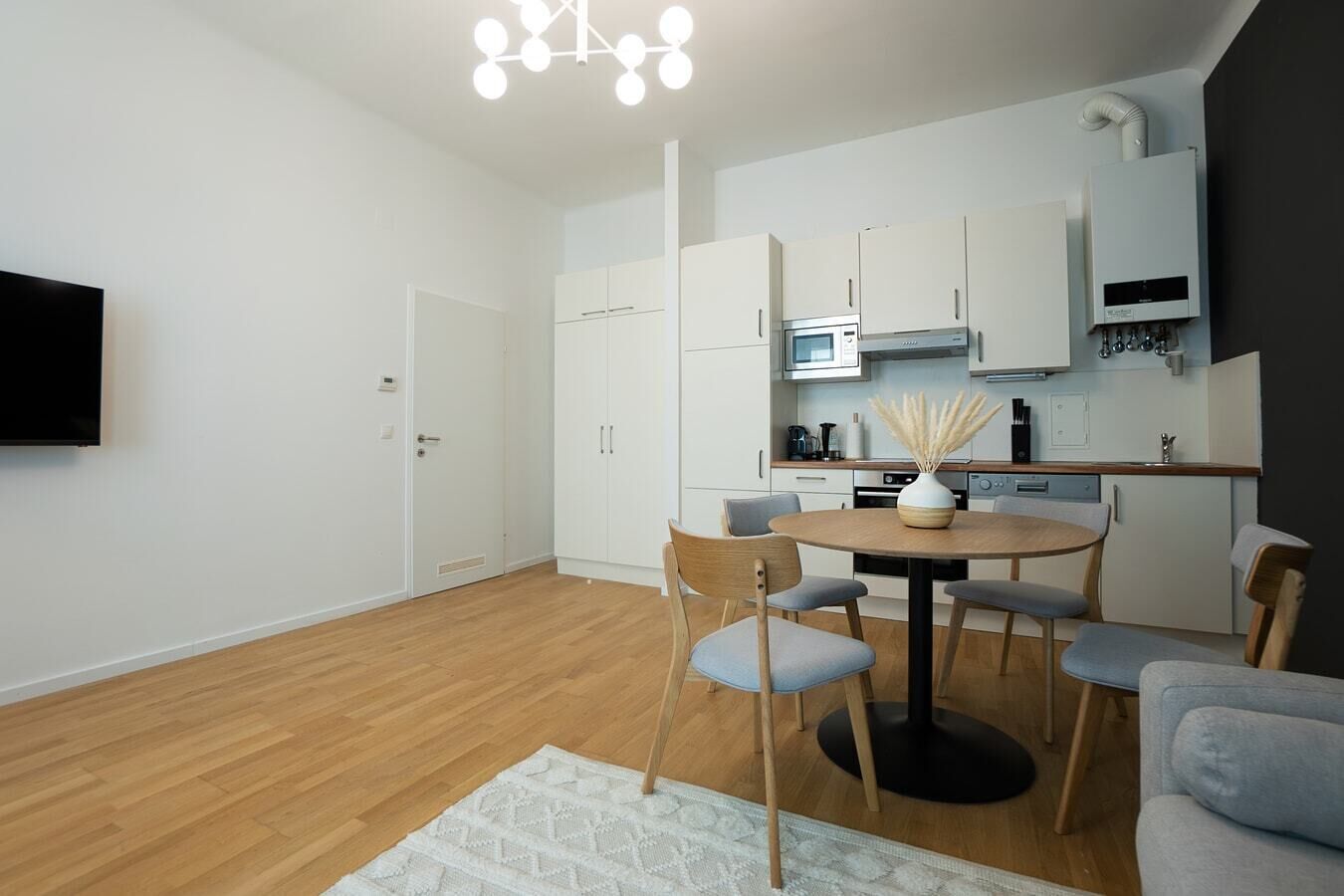 Kühlschrank, Mikrowelle, Ofen, Wasserkocher mit Kaffee-/Teezubehör