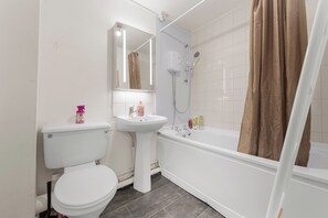 Hair dryer, towels - Oxford Road Haven: Stylish 1-Bedroom Retreat (Manchester)