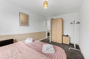 Desk, iron/ironing board, WiFi, bed sheets - Oxford Road Haven: Stylish 1-Bedroom Retreat (Manchester)