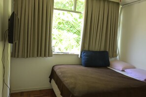 Free WiFi, bed sheets, wheelchair access - Spacious one-bedroom apartment in Humaitá/Botafogo. Great location. (Rio de Janeiro)