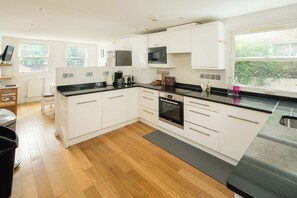 Fridge, microwave, oven, stovetop - Elegant 4-Bed Islington Home with Garden (London)