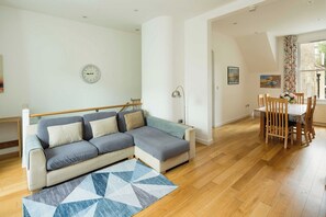 TV - Elegant 4-Bed Islington Home with Garden (London)