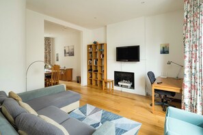 TV - Elegant 4-Bed Islington Home with Garden (London)