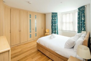 4 bedrooms, desk, iron/ironing board, WiFi - Elegant 4-Bed Islington Home with Garden (London)
