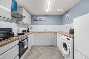 Fridge, microwave, oven, stovetop - Oxford Road Haven: Cozy 1-Bedroom City Retreat (Manchester)