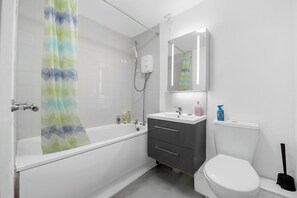 Hair dryer, towels - Oxford Road Haven: Cozy 1-Bedroom City Retreat (Manchester)