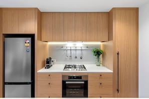 Jääkaappi, mikroaaltouuni, astianpesukone, kahvin-/teenkeitin