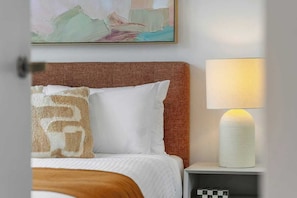 2 makuuhuonetta, silitysrauta/-lauta