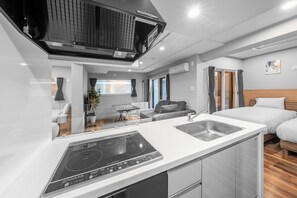 Réfrigérateur, micro-ondes, plaque de cuisson, cuiseur de riz