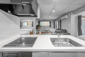 Refrigerador, microondas, placa de cocina, arrocera