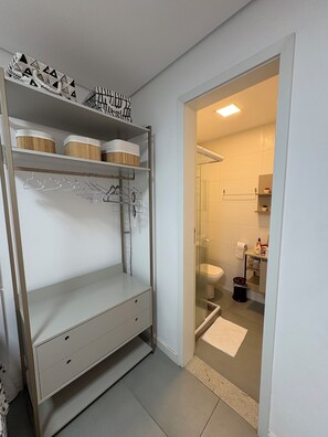 Shower, hair dryer, towels, soap - Retreat with a view of Christ the Redeemer, South Zone of Rio de Janeiro (Rio de Janeiro)