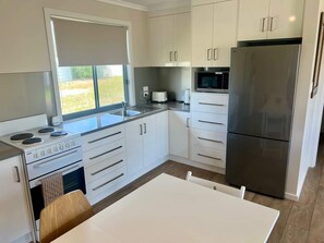 Fridge, microwave, oven, stovetop - Solmar Siesta - WiFi, Pet Friendly Outside (Robe)