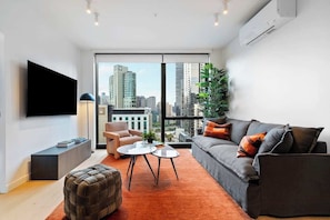 Televisio, takka, kirjoja