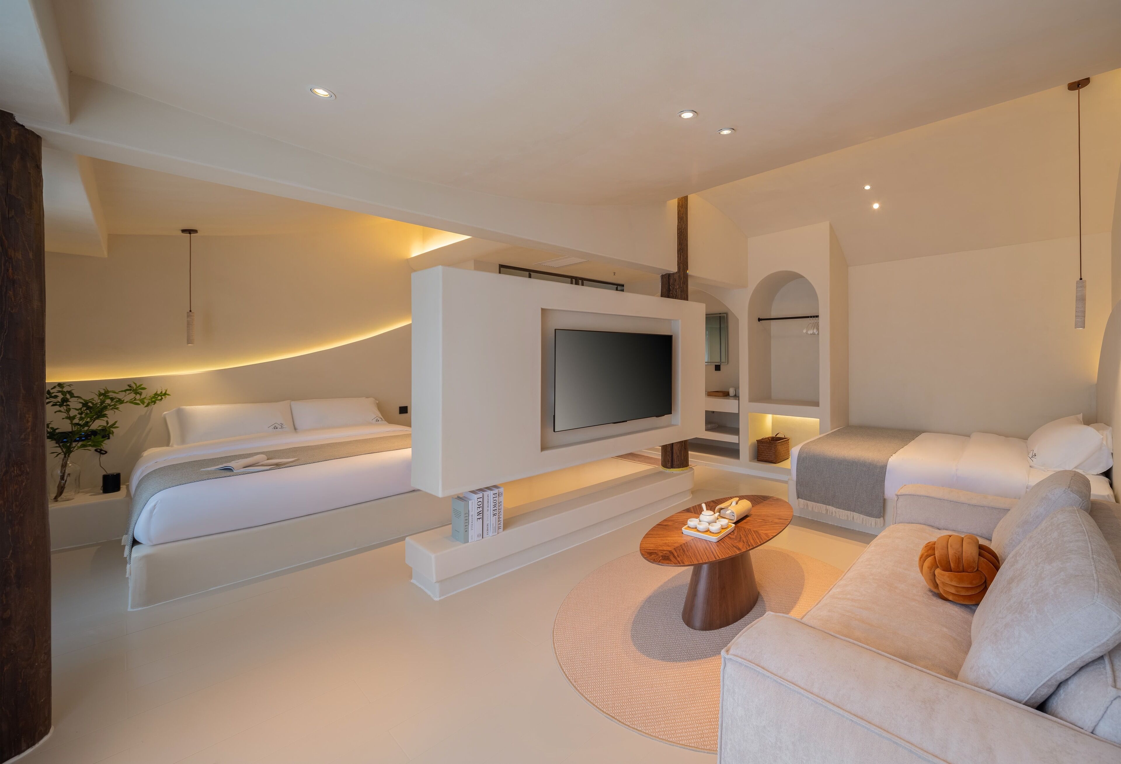 럭셔리 스위트, 정원 전망 | 거실 공간 | 위성 채널 시청이 가능한 55인치 LCD TV