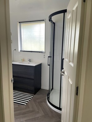 Douche, serviettes fournies, savon, papier de toilette