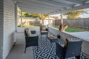 Terrace/patio - Casa Grande Central 4BR Retreat 8 min ATT Stadium (Grand Prairie)