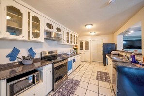 Fridge, microwave, oven, stovetop - Casa Grande Central 4BR Retreat 8 min ATT Stadium (Grand Prairie)