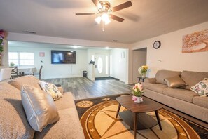 Living area - Casa Grande Central 4BR Retreat 8 min ATT Stadium (Grand Prairie)