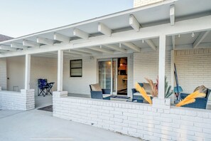 Terrace/patio - Casa Grande Central 4BR Retreat 8 min ATT Stadium (Grand Prairie)