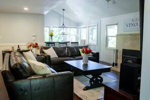 Smart TV, fireplace, DVD player, books - Vino Rio: Wine Country • Hot Tub • Russian River (Forestville)