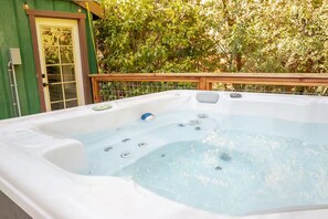 Outdoor spa tub - Vino Rio: Wine Country • Hot Tub • Russian River (Forestville)