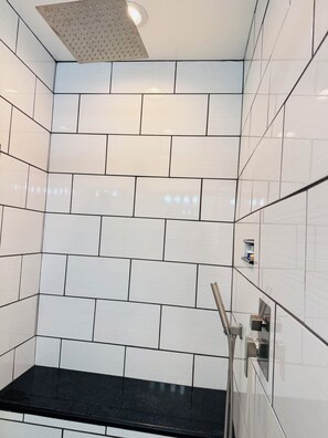 Shower, hair dryer, bidet, towels - Retro Retreat in Wilson, NC Pets Welcome (Wilson)