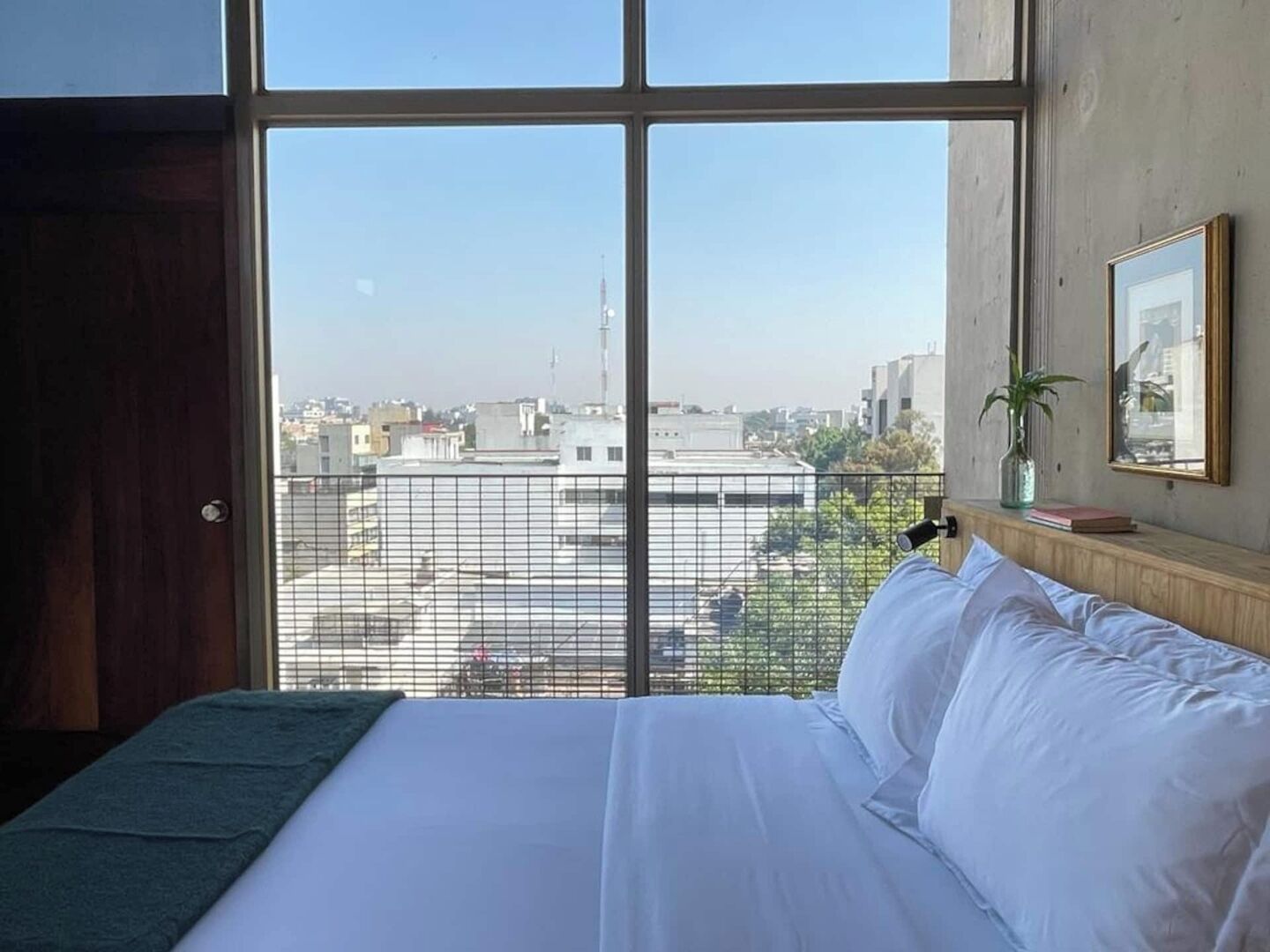 مكواة/لوح كي وسرير سفر وواي فاي وملاءات أسرّة