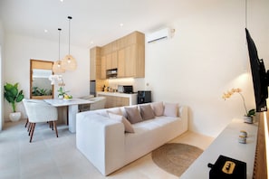 Villa, 3 soverom, privat basseng, bassengutsikt | Oppholdsområde | En 55-tommers smart-TV med digitale kanaler