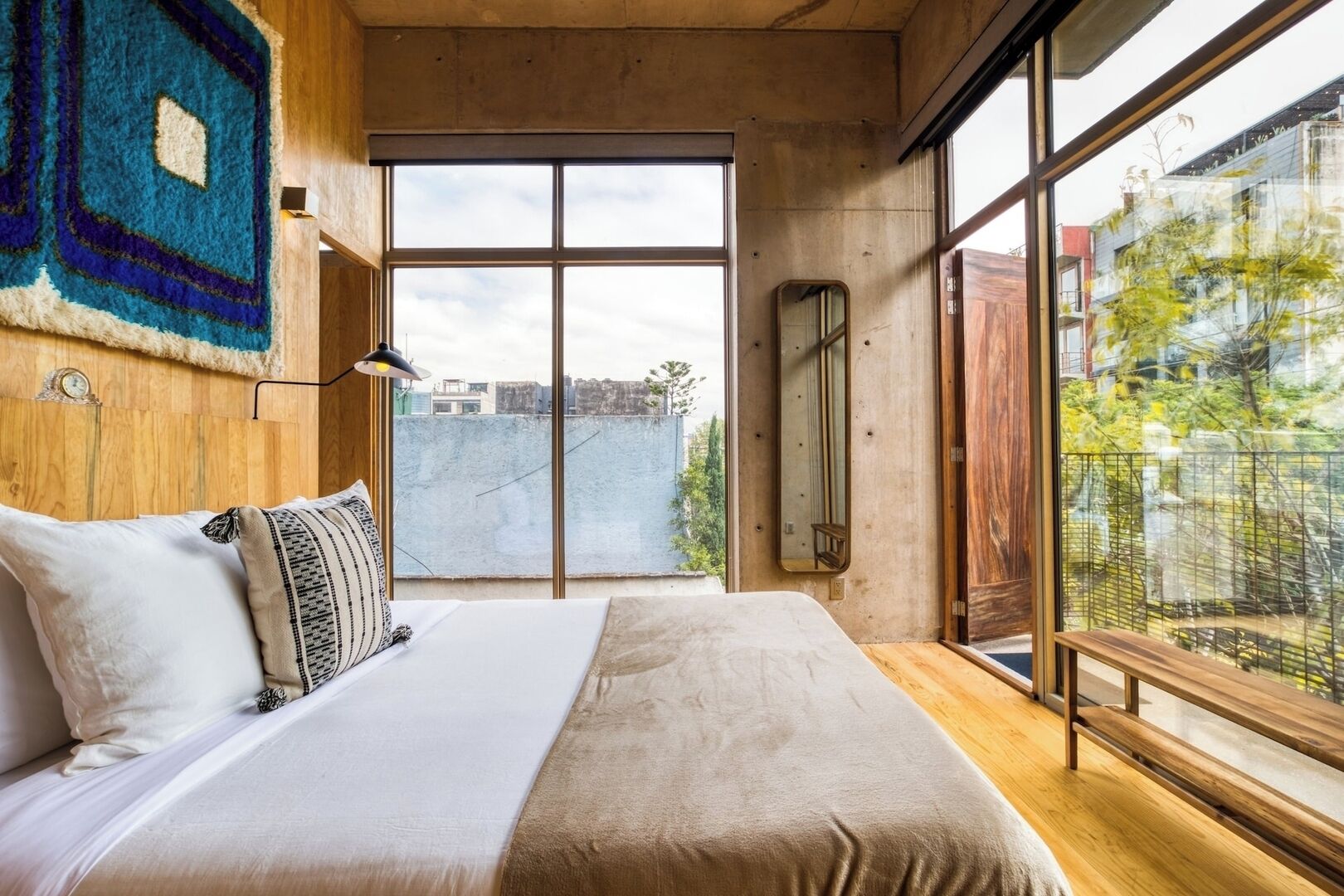 مكواة/لوح كي وسرير سفر وواي فاي وملاءات أسرّة