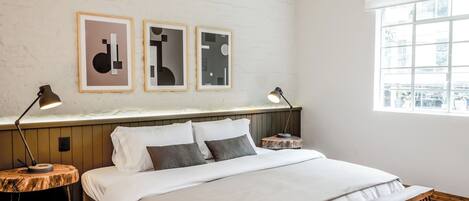 Tabla de planchar con plancha, cuna de viaje, wifi y ropa de cama