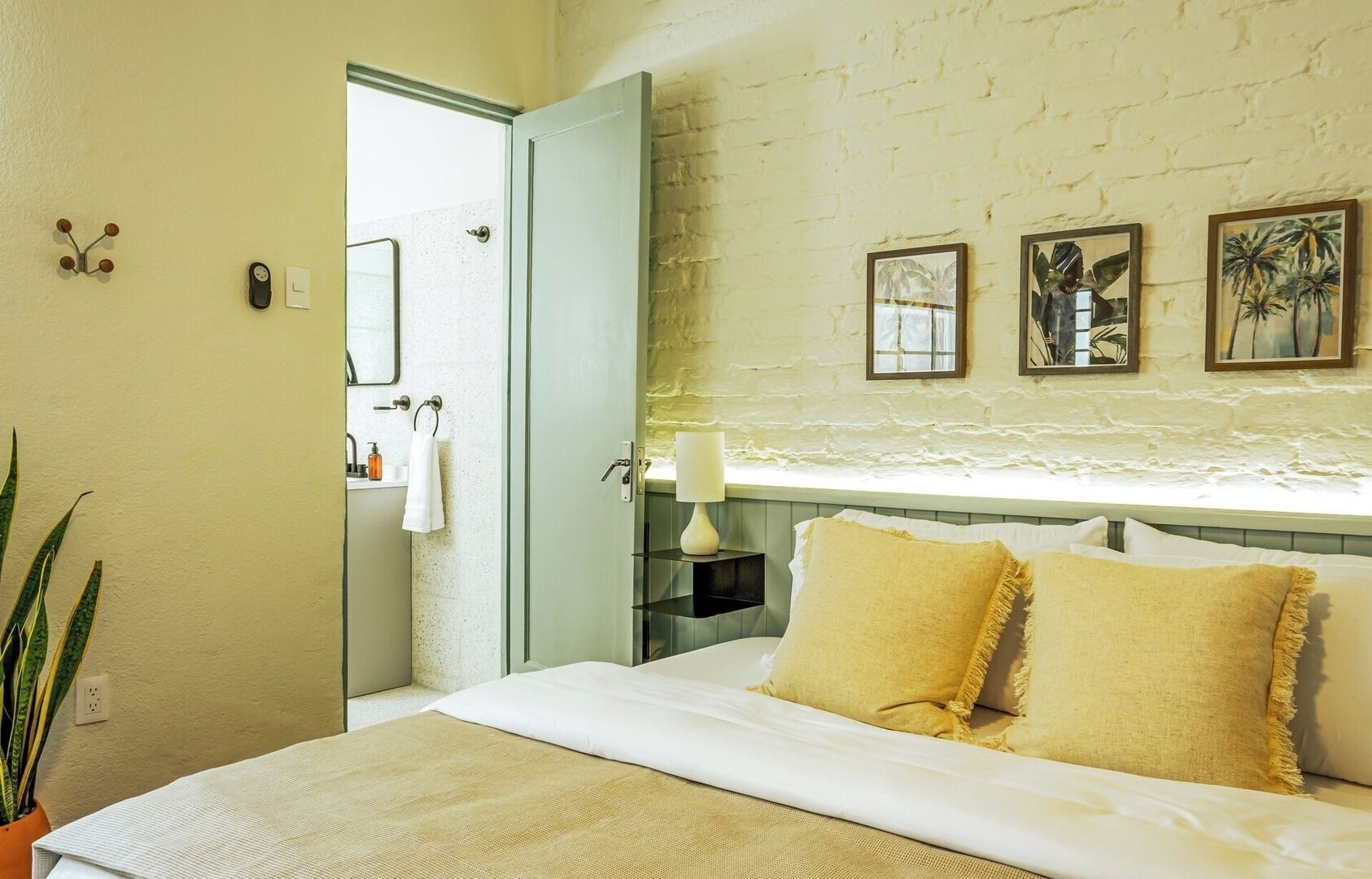 Tabla de planchar con plancha, cuna de viaje, wifi y ropa de cama 