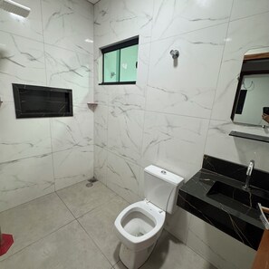 Towels, soap, toilet paper - Modern house with pool in Gurupi (Gurupi)